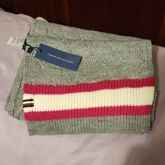 Tommy Hilfiger Gray Scarf with Pink and White Stripes - Picture 6 of 6
